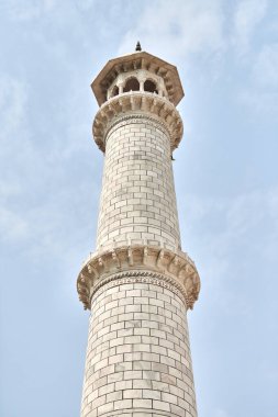 Taj Mahal 'in minaresi Agra, Uttar Pradesh, Hindistan' daki beyaz mermer anıt anıt, antik Tac Mahal mezar binasının bitişiğindeki güzel beyaz kule, Babür mimarisi popüler turistik bir yer.