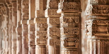 Hindistan, Güney Delhi 'deki Kutub kompleksinin dekoratif bas sütunlarına sahip taş sütunlar, eski cami kalıntılarının sütunlarına yakın sütunlar, Yeni Delhi' de popüler turistik yerler, eski Hint mimarisi