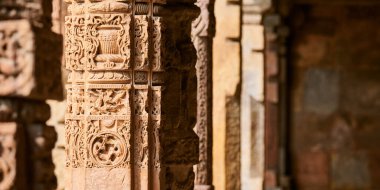 Hindistan, Güney Delhi 'deki Kutub kompleksinin dekoratif bas sütunlarına sahip taş sütunlar, eski cami kalıntılarının sütunlarına yakın sütunlar, Yeni Delhi' de popüler turistik yerler, eski Hint mimarisi