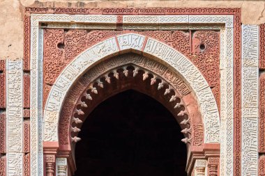 Alai Darwaza 'nın bir kısmı Güney Delhi, Hindistan' da kutup bölgesi, Alai Darwaza ana kubbe kapısı kırmızı kumtaşı ve kakmalı beyaz mermer süslemeler, Yeni Delhi 'de popüler turistik nokta