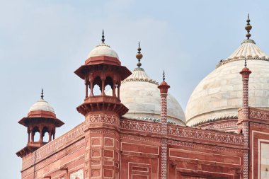 Jawab Taj Mahal, Agra, Uttar Pradesh, Hindistan 'daki beyaz mermer mozoleyi, Babür mimarisinin güzel kubbesini, popüler turistik mekanı, antik mezar binasını kapatıyor.