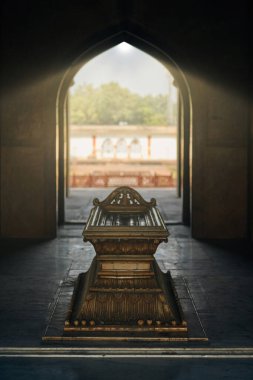 Hindistan, Yeni Delhi 'deki Safdar Jang mozolesi. Nawab Safdarjung' un Hindistan mermer mezarı. Hint mimarisinin gizemli atmosferi.