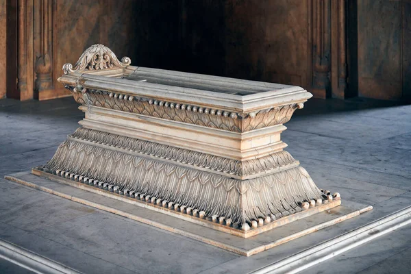 stock image Tomb of Safdar Jang mausoleum in New Delhi, India, ancient indian marble grave of Nawab Safdarjung, mystical mysterious atmosphere of indian architecture tomb of prime minister of Mughal Empire