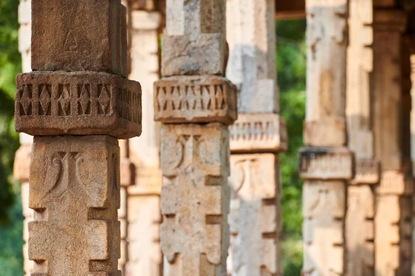 Colunas Pedra Com Baixo Relevo Decorativo Complexo Qutb South Delhi — Fotografia de Stock