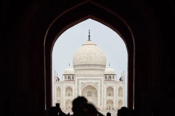 Arco Entrada Principal Taj Mahal Com Silhuetas Turistas Vista Para — Fotografia de Stock