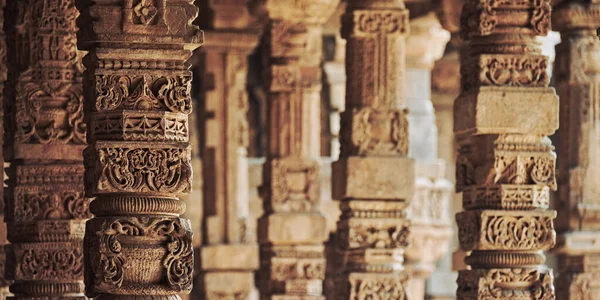 印度南德里Qutb建筑群装饰浮雕石柱 靠近清真寺地标遗址中的柱子 新德里的旅游胜地 古老的印度建筑 — 图库照片