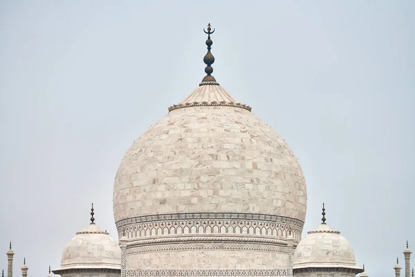 靠近印度北方邦Agra的泰姬陵圆顶白色大理石陵墓地标 美丽的莫卧儿古墓建筑圆顶 旅游胜地广受欢迎 — 图库照片