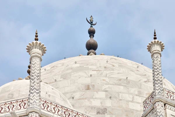 stock image Close up Taj Mahal dome white marble mausoleum landmark in Agra, Uttar Pradesh, India, beautiful dome of ancient tomb building of Mughal architecture, popular touristic place