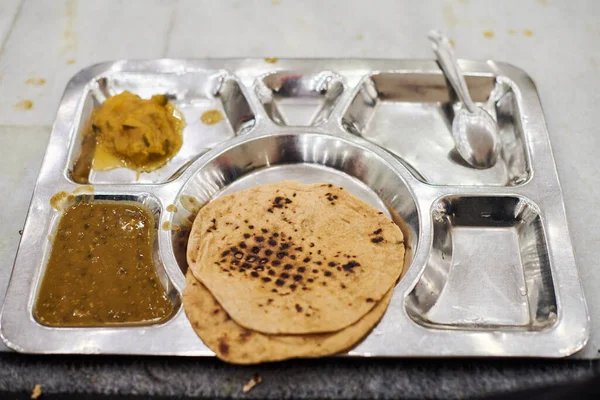 Srebrna Taca Puree Warzywnym Chapati Dal Sabji Dla Pielgrzymów Langarze — Zdjęcie stockowe