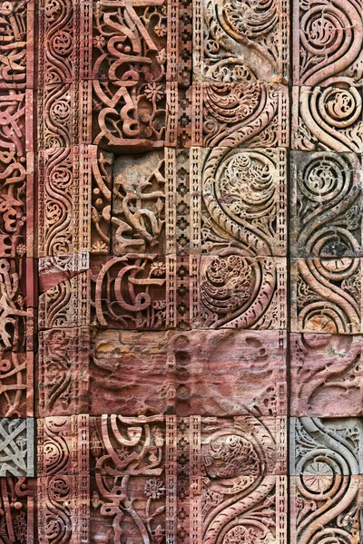 Ściana Dekoracyjne Wzory Kompleksu Qutb Południowej Delhi Indie Zbliżenie Starożytnych — Zdjęcie stockowe