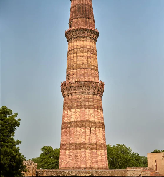 クトゥブ ミナーレ塔の一部インドの南デリーのクトゥブ複合体 大きな赤い砂岩のミナレット塔のランドマーク人気のある観光地ニューデリー 最も高いレンガのミナレットの古代インドの建築 — ストック写真