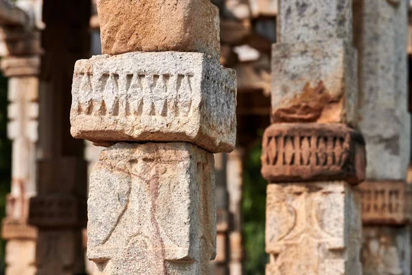 Colunas Pedra Com Baixo Relevo Decorativo Complexo Qutb South Delhi — Fotografia de Stock