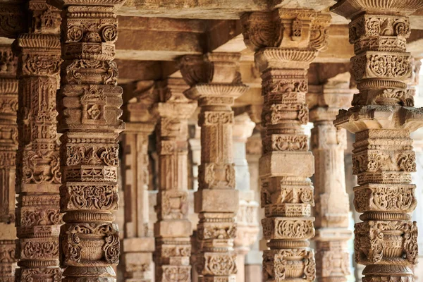 Каменные Колонны Декоративным Барельефом Комплекса Кутб Юго Дели Индия Крупным — стоковое фото