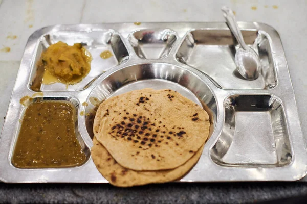 チャパティ サブジの野菜と銀のトレイグルドゥワラ バングラサヒブ シフ寺院でランガルの巡礼者のための無料の食べ物 スパイシーなダルとサブジと伝統的なインドの安価な発酵パン — ストック写真