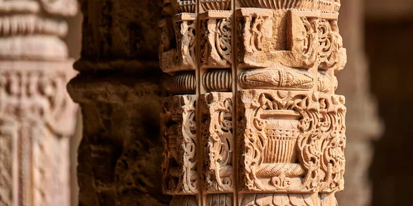 南デリー インドのクトゥブ複合体の装飾的なバス救済と石の列 モスクのランドマークの古代遺跡の柱を閉じる ニューデリーの人気の観光スポット 古代インドの建築 — ストック写真