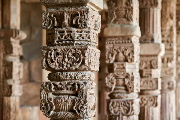 Kamienne Kolumny Dekoracyjnym Płaskorzeźba Basowa Kompleksu Qutb Południowej Delhi Indie — Zdjęcie stockowe