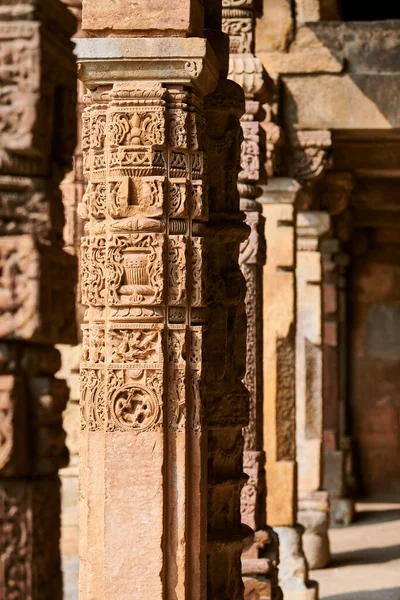 Kamienne Kolumny Dekoracyjnym Płaskorzeźba Basowa Kompleksu Qutb Południowej Delhi Indie — Zdjęcie stockowe