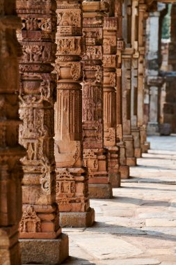 Hindistan, Güney Delhi 'deki Kutub kompleksinin dekoratif bas sütunlarına sahip taş sütunlar, eski cami kalıntılarının sütunlarına yakın sütunlar, Yeni Delhi' de popüler turistik yerler, eski Hint mimarisi