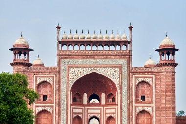 Taj Mahal giriş kapısı Chhatri kubbesi şekilli pavyonlar Hint mimarisi mavi gökyüzü arka planı, Taj Mahal ana kapısı Darwaza, anıtsal Hint mimarisi