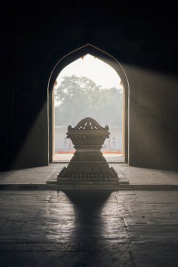 Hindistan, Yeni Delhi 'deki Safdar Jang mozolesi. Nawab Safdarjung' un Hindistan mermer mezarı. Hint mimarisinin gizemli atmosferi.