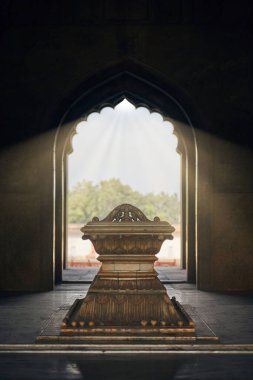 Hindistan, Yeni Delhi 'deki Safdar Jang mozolesi. Nawab Safdarjung' un Hindistan mermer mezarı. Hint mimarisinin gizemli atmosferi.