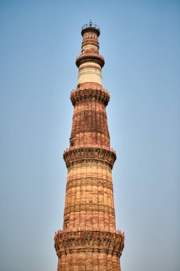 Kutub Minar Minare Kulesi kısmen Kutup Kompleksi Güney Delhi, Hindistan 'da büyük kırmızı kumtaşı minare kulesi Yeni Delhi' de popüler turistik bölge antik Hint mimarisi en uzun tuğla minaresi.