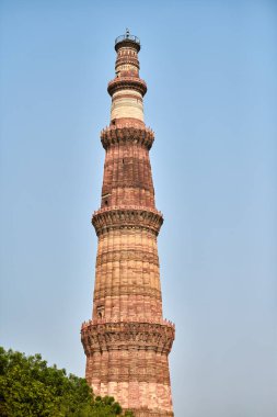 Kutub Minar Minare Kulesi kısmen Kutup Kompleksi Güney Delhi, Hindistan 'da büyük kırmızı kumtaşı minare kulesi Yeni Delhi' de popüler turistik bölge antik Hint mimarisi en uzun tuğla minaresi.