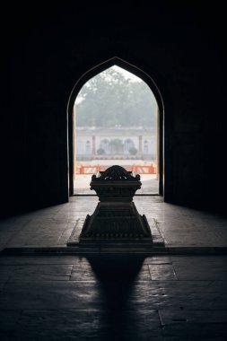 Hindistan, Yeni Delhi 'deki Safdar Jang mozolesi. Nawab Safdarjung' un Hindistan mermer mezarı. Hint mimarisinin gizemli atmosferi.