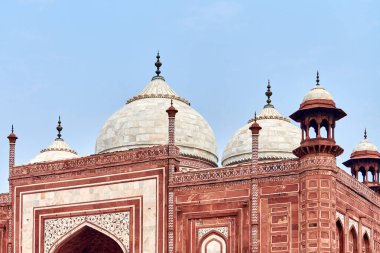 Jawab Taj Mahal, Agra, Uttar Pradesh, Hindistan 'daki beyaz mermer mozoleyi, Babür mimarisinin güzel kubbesini, popüler turistik mekanı, antik mezar binasını kapatıyor.