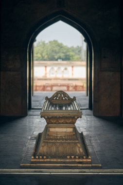 Hindistan, Yeni Delhi 'deki Safdar Jang mozolesi. Nawab Safdarjung' un Hindistan mermer mezarı. Hint mimarisinin gizemli atmosferi.