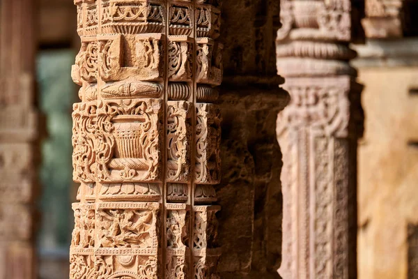 Stenkolonner Med Dekorativa Bas Relief Qutb Komplex Södra Delhi Indien — Stockfoto