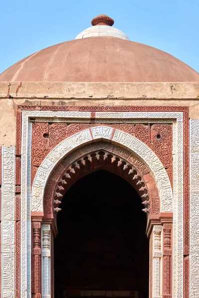 在印度德里南部的Qutb建筑群中 Alai Darwaza的主要圆顶大门装饰着红色砂岩和镶嵌的白色大理石装饰 是新德里受欢迎的旅游胜地 — 图库照片