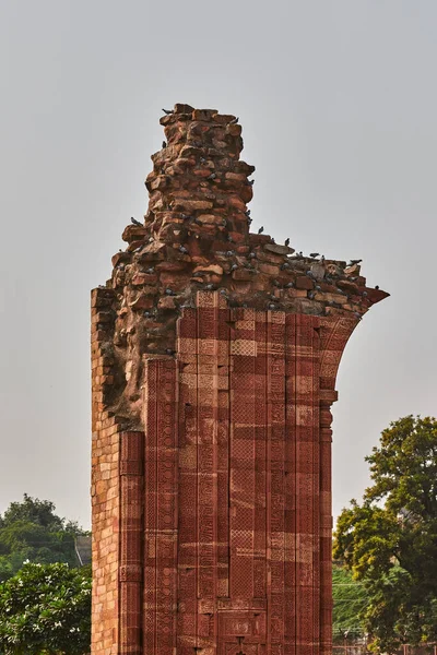 Λίθινη Στήλη Διακοσμητικό Ανάγλυφο Του Συγκροτήματος Qutb Στο Νότιο Δελχί — Φωτογραφία Αρχείου