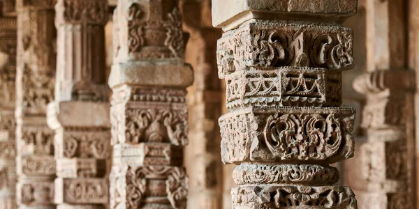 印度南德里Qutb建筑群装饰浮雕石柱 靠近清真寺地标遗址中的柱子 新德里的旅游胜地 古老的印度建筑 — 图库照片