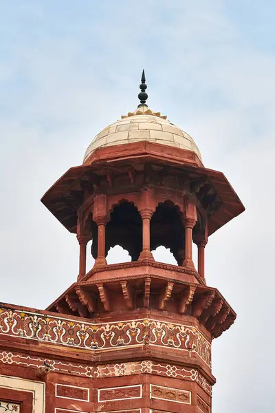 Πύλη Εισόδου Taj Mahal Από Κοντά Chhatri Θόλο Σχήμα Περίπτερα — Φωτογραφία Αρχείου
