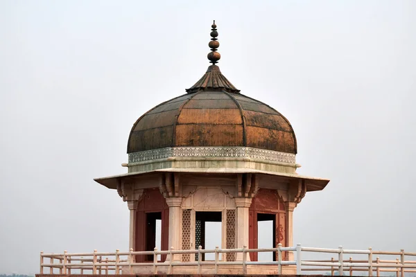 印度阿格拉红堡的Chhatri半开放的高耸圆顶亭子 古印度建筑的美丽建筑元素 阿格拉的红堡 拉尔盖拉历史建筑 — 图库照片