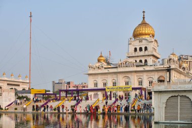 Yeni Delhi, Hindistan - 10.11.2022 - Sih Tapınağı Gurudwara Bangla Sahib Kutsal Göl Sarovar Yeni Delhi 'de, güzel Sih ibadethanesi Delhi' de popüler turistik mekan, Sih gurudwara kompleksindeki hacılar