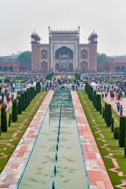 Agra, Hindistan - 09.11.2022 - Taj Mahal giriş kapısı Chhatri kubbesi şekilli pavyonlar, çeşme aralığı olan Hint mimarisi, Taj Mahal ana kapısı Darwaza manzaralı