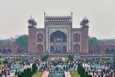 Agra, Hindistan - 09.11.2022 - Taj Mahal giriş kapısı Chhatri kubbesi şekilli pavyonlar, çeşme aralığı olan Hint mimarisi, Taj Mahal ana kapısı Darwaza manzaralı
