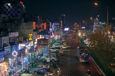 Yeni Delhi, Hindistan - 2022.10.24 - Diwali Işık Festivali için renkli çelenk ışıklarıyla süslenmiş gece karayolu, Yeşil Park 'tan karayolu manzarası, gece Hint otomobilleri yolu