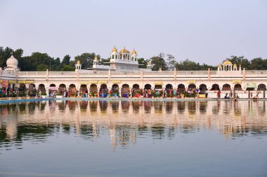 Yeni Delhi, Hindistan - 10.11.2022 - Sih Tapınağı Gurudwara Bangla Sahib Kutsal Göl Sarovar Yeni Delhi 'de, güzel Sih ibadethanesi Delhi' de popüler turistik mekan, Sih gurudwara kompleksindeki hacılar