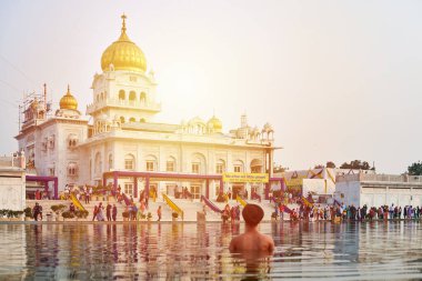 Yeni Delhi, Hindistan - 10.11.2022 - Sih, Yeni Delhi 'deki Gurudwara Bangla Sahib Tapınağı' nın kutsal göleti Sarovar 'da namaz kılıyor.