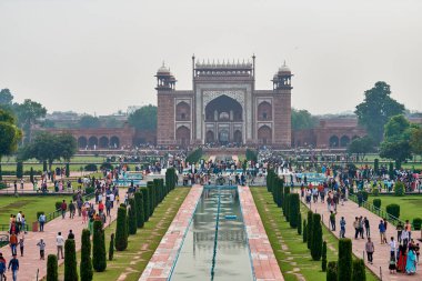 Agra, Hindistan - 09.11.2022 - Taj Mahal giriş kapısı Chhatri kubbesi şekilli pavyonlar, çeşme aralığı olan Hint mimarisi, Taj Mahal ana kapısı Darwaza manzaralı