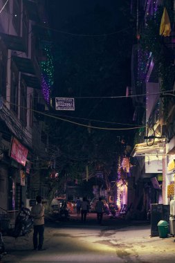 Yeni Delhi, Hindistan - 2022.10.24 - Diwali gece Hint sokak süslemeleri Deepavali Işık Festivali için renkli çelenk ışıkları, Hindistan 'da tatil renkli ışıklarıyla gece caddesi