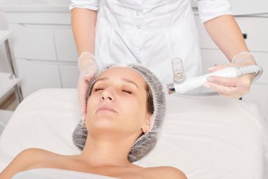 Kozmetik uzmanı yüz gazı sıvısı oksijen serumu epidermal kabuğunu gençleştirme için cilt bakımı, güzellik salonundaki yaşlanma karşıtı kozmetik prosedürü yapıyor. Güzellik uzmanı yüz bakımı yapıyor