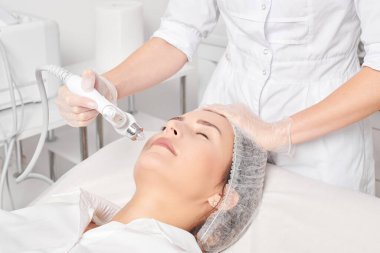 Güzellik uzmanı yüz gazı sıvı oksijen serumu epidermal kabuğunu gençleştirme için cilt bakımı, güzellik salonundaki yaşlanma karşıtı kozmetik prosedürü yapıyor. Kozmetik uzmanı yüz bakımı yapıyor