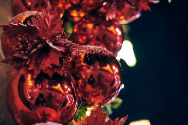 Noel ağacı süslemeleri karla kaplı, açık hava xmas ağacı dekoratif kırmızı ampuller, açık havada kış tatili atmosferi. Parlak kırmızı topları olan Noel ağacı.