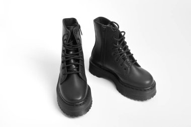 Siyah kadınlar yüksek topuklu ayakkabılar ve izole beyaz arka planda topuklu ayakkabılar giyerler. Kadın bacakları için yüksek topuklu ayakkabılar, yeni ayakkabı trendleri.