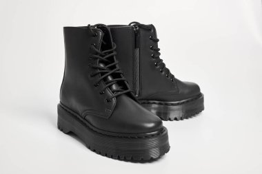 Siyah kadınlar yüksek topuklu ayakkabılar giyiyorlar. Topuklu ayakkabılar izole edilmiş beyaz arka plan, yan görüş. Kadın bacakları için yüksek topuklu ayakkabılar, yeni ayakkabı trendleri.