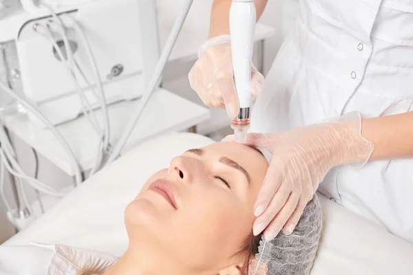 Kosmetolog Gör Aqua Peeling För Föryngring Kvinna Ansikte Hudvård Aging — Stockfoto